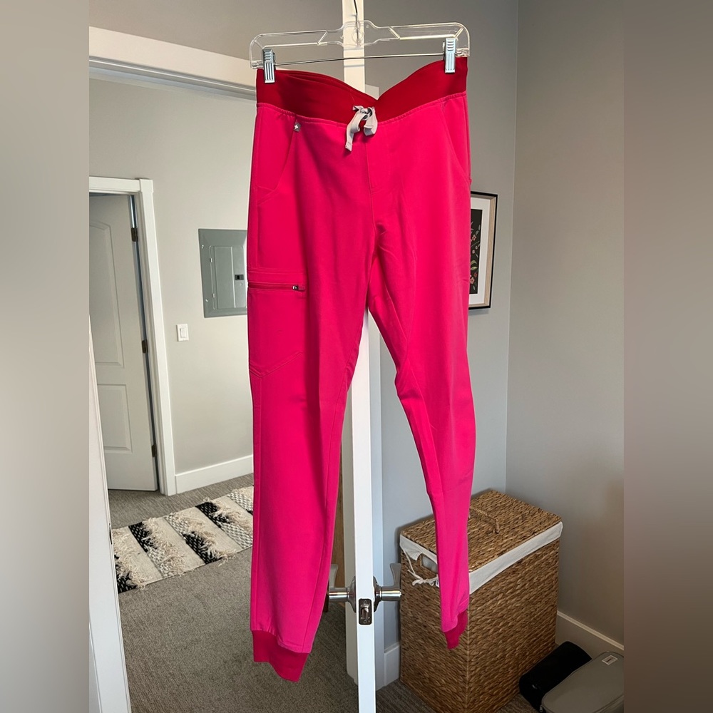 Women’s FIGS Zamora jogger scrub pant in shocking pink. Size SMALL TALL
